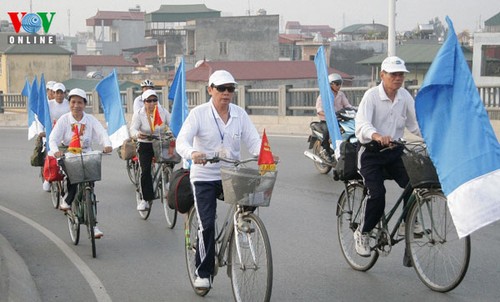 Elderly bicyclists support Vote for Ha Long Bay Campaign - ảnh 7